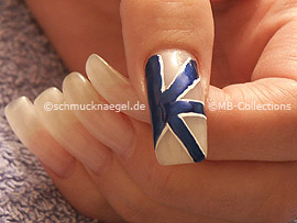 Nailart Pen oder Nagellack in der Farbe dunkelblau