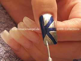 Nailart Liner in der Farbe silber