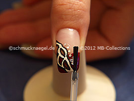 Fingernagel mit einem Klarlack überlackieren