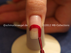 Nagellack in der Farbe dunkelrot