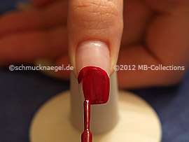 Nagellack in der Farbe dunkelrot