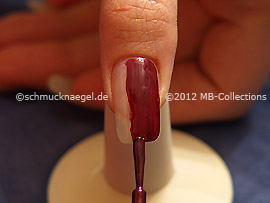 Nagellack in der Farbe aubergine