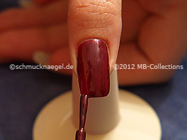 Nagellack in der Farbe aubergine