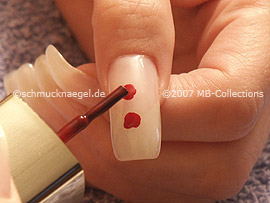 Nagellack in der Farbe dunkelrot