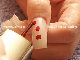 Nagellack in der Farbe dunkelrot