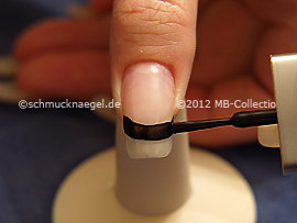 Nagellack in der Farbe schwarz