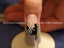 Fingernagel mit einem Klarlack überlackieren
