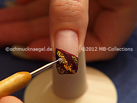 Nailart bouillons in gold und den Spot-swirl