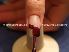 Nagellack in der Farbe aubergine
