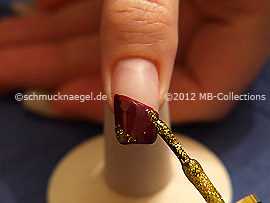Nagellack in der Farbe gold-glitter