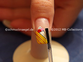Fingernagel mit einem Klarlack überlackieren