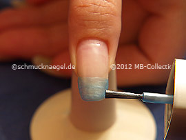 Nagellack in der Farbe türkis