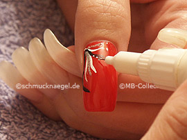 Nailart Pen in der Farbe weiß, Klarlack und Strasssteine in kristall