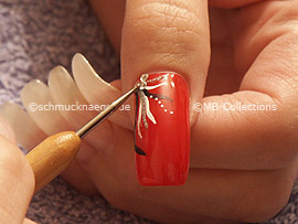 Nailart Pen in der Farbe weiß, Klarlack und Strasssteine in kristall