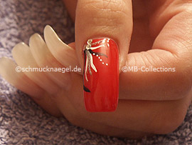 Nailart Pen in der Farbe weiß, Klarlack und Strasssteine in kristall