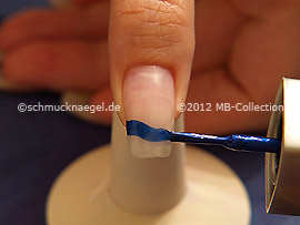 Nagellack in der Farbe dunkelblau