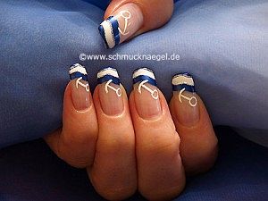 Maritim Fingernagel Design mit Nagellacken