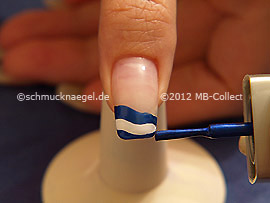 Nagellack in der Farbe dunkelblau