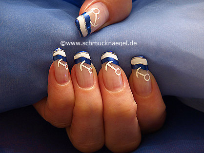 Maritim Fingernagel Design mit Nagellacken