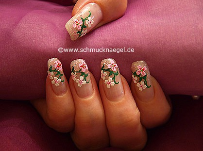 Fingernagel Design mit Blumensticker