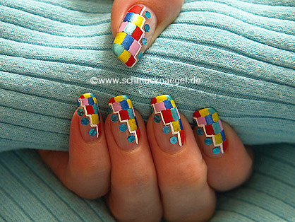 Retro Motiv mit Nailart Linern und Pailletten