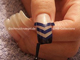 Nagellack in der Farbe schwarz