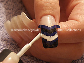 Nagellack in der Farbe weiß