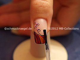 Fingernagel mit einem Klarlack überlackieren