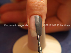 Nagellack mit gleichmäßigen Pinselstrichen auftragen