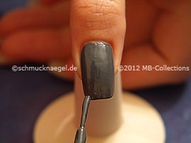 Nagellack in der Farbe dunkelgrau