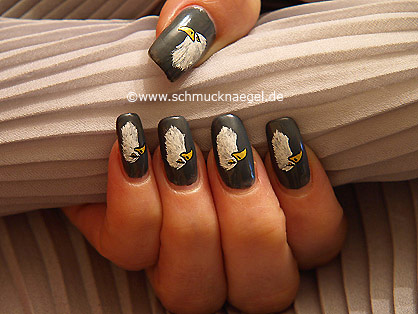 Adler Motiv mit Nagellack und Nailart Liner