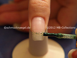 Nagellack in der Farbe grün-glitter