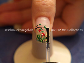 Fingernagel mit einem Klarlack überlackieren