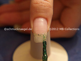 Nagellack in der Farbe grün-glitter