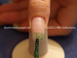 Nagellack in der Farbe grün-glitter