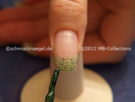 Nagellack in der Farbe grün-glitter