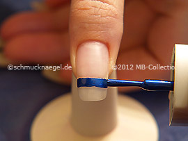Nagellack in der Farbe dunkelblau