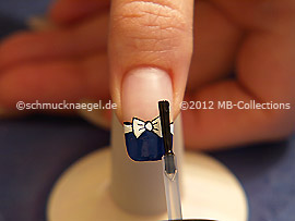 Fingernagel mit einem Klarlack überlackieren