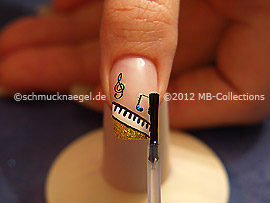 Fingernagel mit einem Klarlack überlackieren
