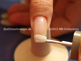 Nagellack in der Farbe weiß