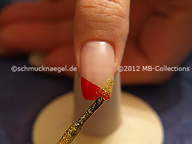 Nagellack in der Farbe gold-glitter