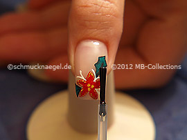 Fingernagel mit einem Klarlack überlackieren