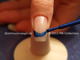 Nagellack in der Farbe dunkelblau