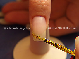 Nagellack in der Farbe gold-glitter