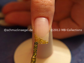 Nagellack in der Farbe gold-glitter