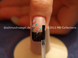 Fingernagel mit einem Klarlack überlackieren