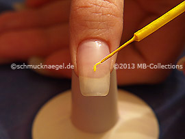 Nailart Liner in der Farbe gelb