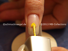 Nagellack in der Farbe gelb