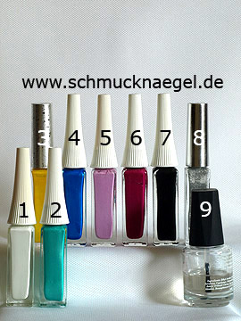 Produkte für das Retro-Motiv mit Nagellacken in verschiedenen Farben - Nailart Liner