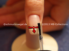 Fingernagel mit einem Klarlack überlackieren